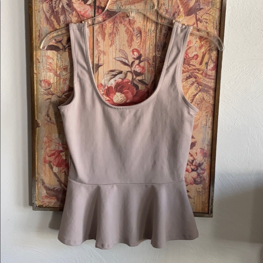 BEBE TOP STRETCH MAUVE BLUSH PEPLUM TANK TOP S NWOT SCOOP BODYCON NWOT